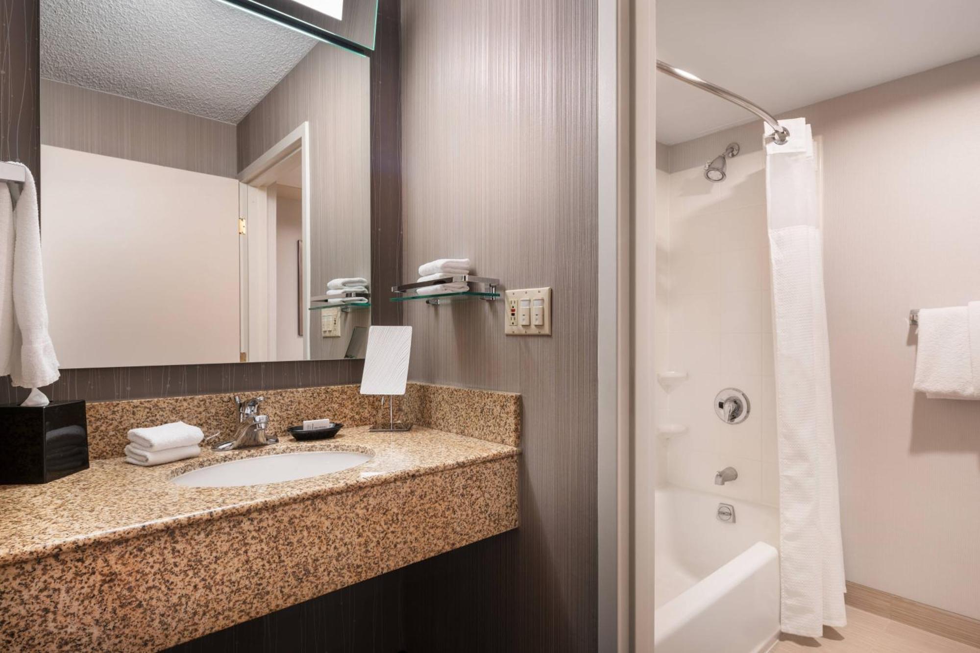 Отель Courtyard Novato Marin/Sonoma Экстерьер фото