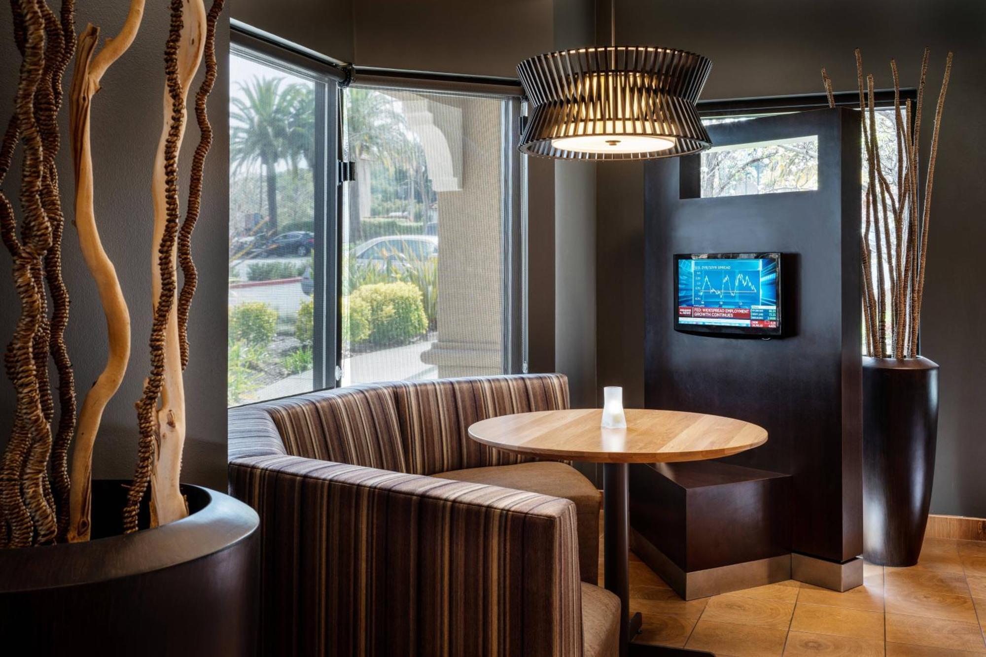 Отель Courtyard Novato Marin/Sonoma Экстерьер фото