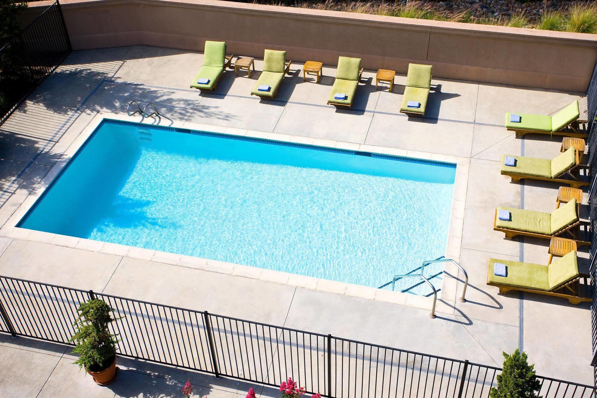 Отель Courtyard Novato Marin/Sonoma Экстерьер фото