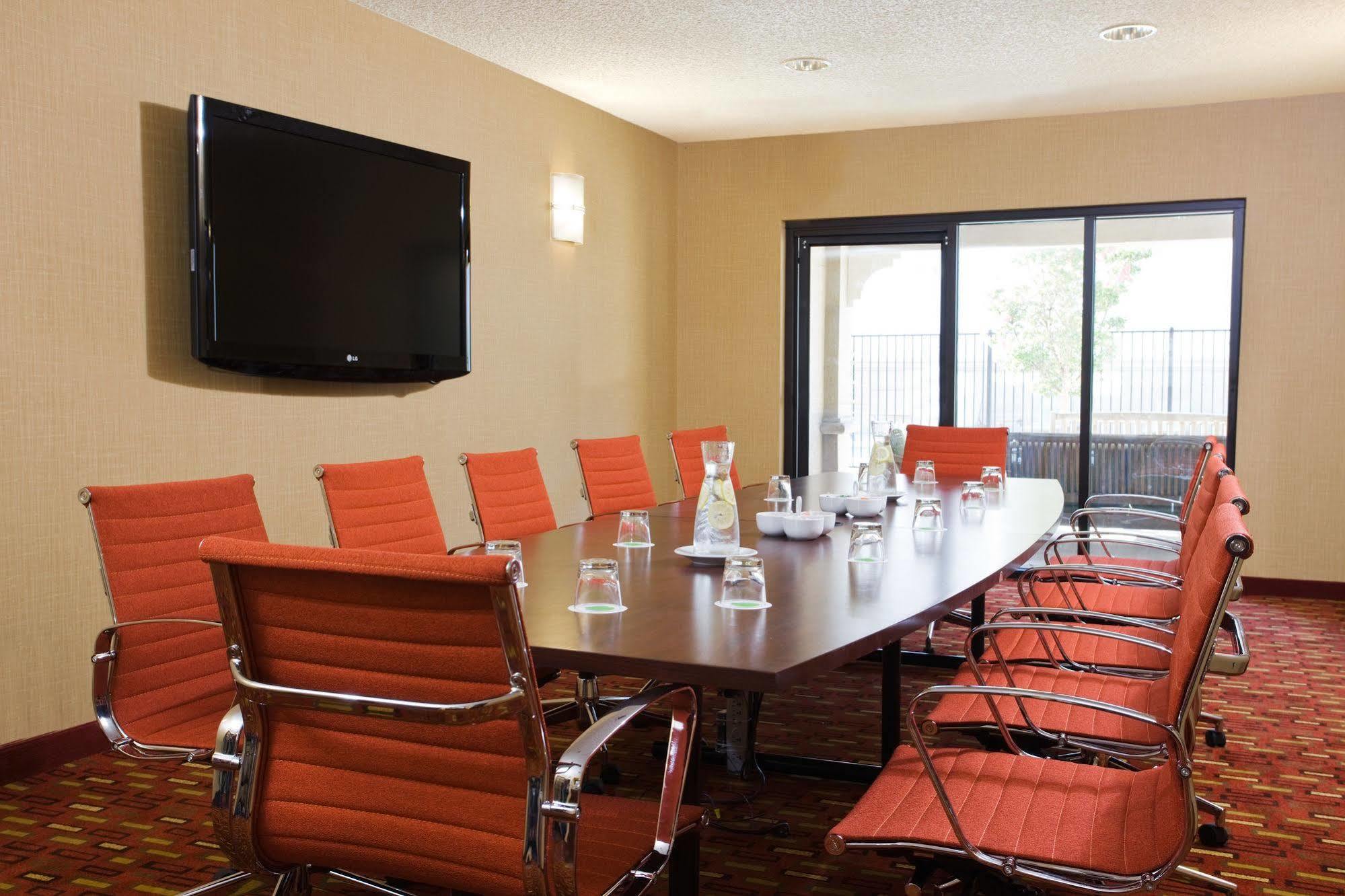 Отель Courtyard Novato Marin/Sonoma Экстерьер фото